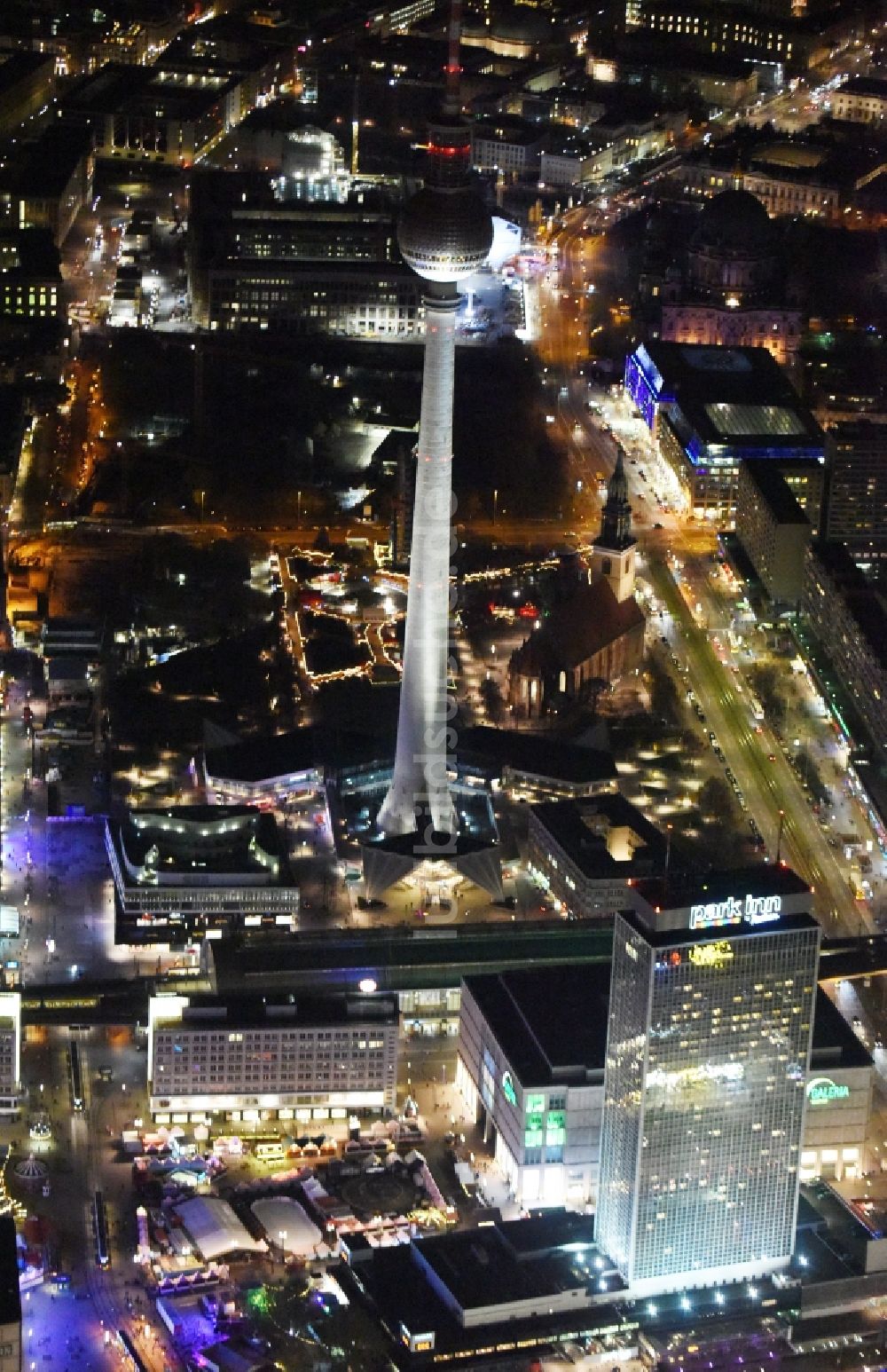 Nacht-Luftaufnahme Berlin - Nachtluftbild vom Stadtzentrum im Innenstadtbereich Mitte im Osten in Berlin