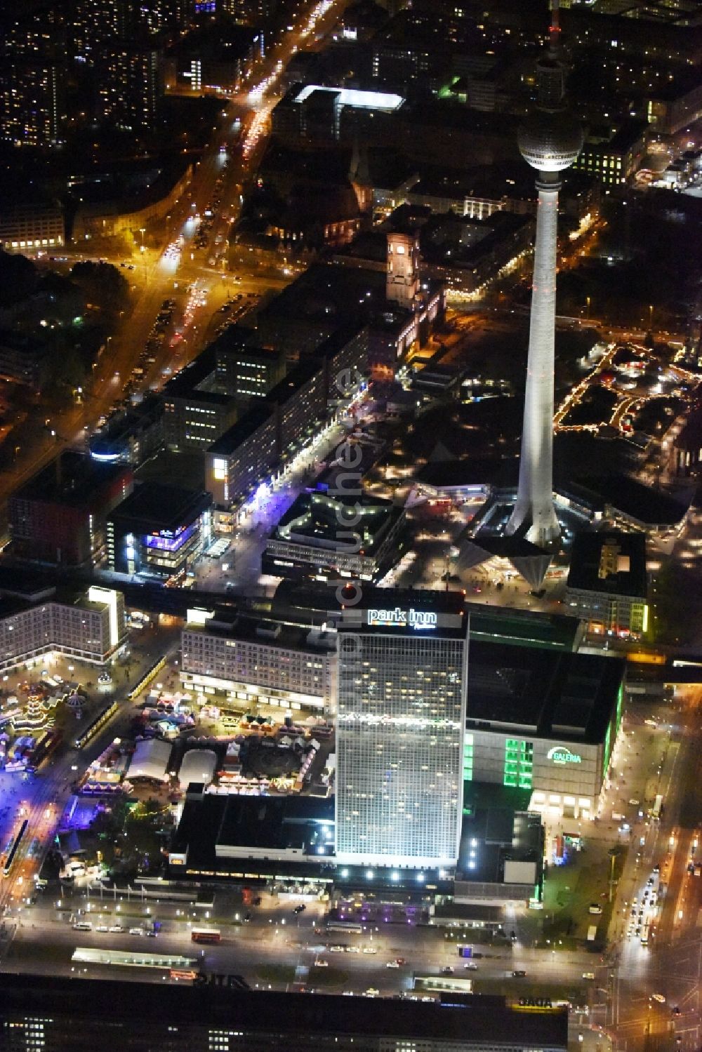 Berlin bei Nacht von oben - Nachtluftbild vom Stadtzentrum im Innenstadtbereich Mitte im Osten in Berlin