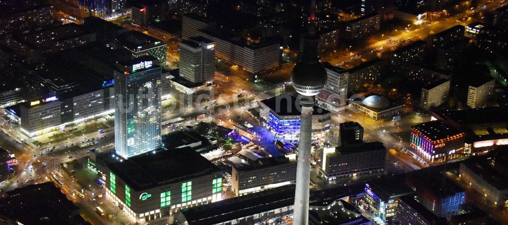 Berlin bei Nacht aus der Vogelperspektive: Nachtluftbild vom Stadtzentrum im Innenstadtbereich Mitte im Osten in Berlin