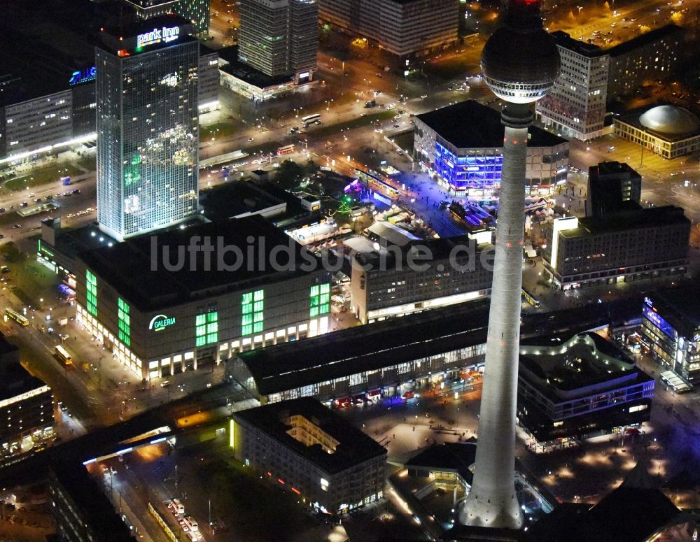 Nachtluftbild Berlin - Nachtluftbild vom Stadtzentrum im Innenstadtbereich Mitte im Osten in Berlin