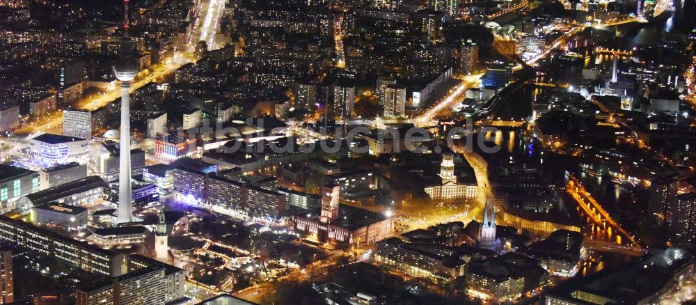 Nacht-Luftaufnahme Berlin - Nachtluftbild vom Stadtzentrum im Innenstadtbereich Mitte im Osten in Berlin