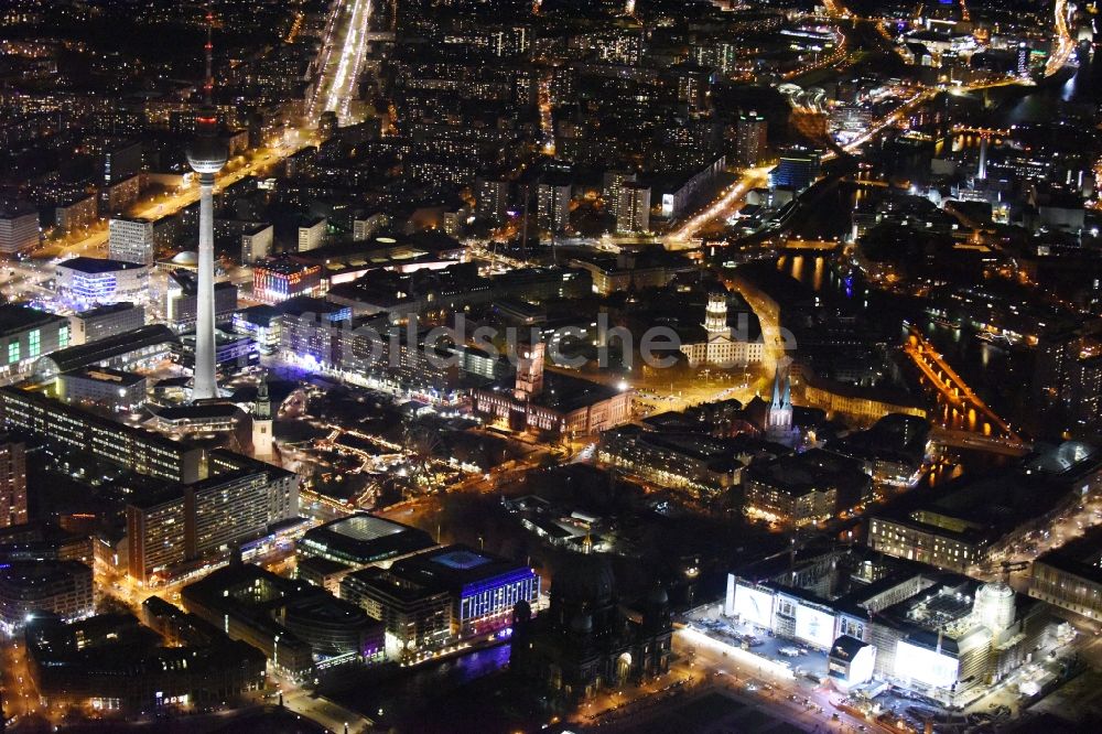 Berlin bei Nacht von oben - Nachtluftbild vom Stadtzentrum im Innenstadtbereich Mitte im Osten in Berlin