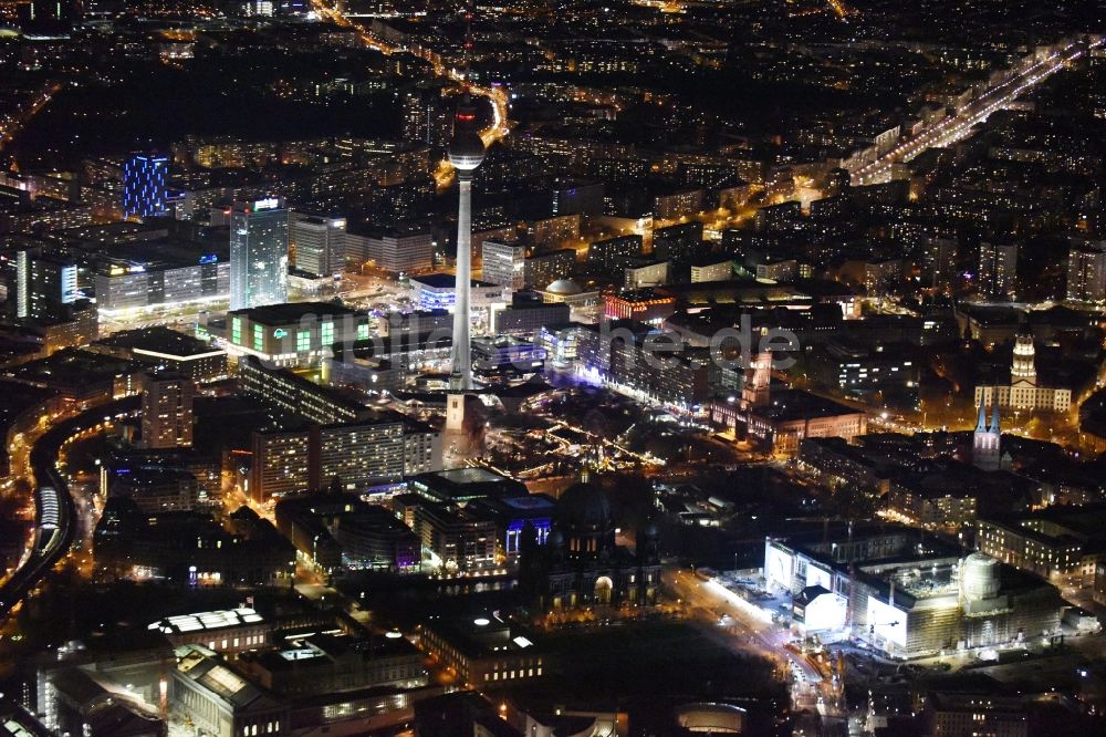 Nachtluftbild Berlin - Nachtluftbild vom Stadtzentrum im Innenstadtbereich Mitte im Osten in Berlin