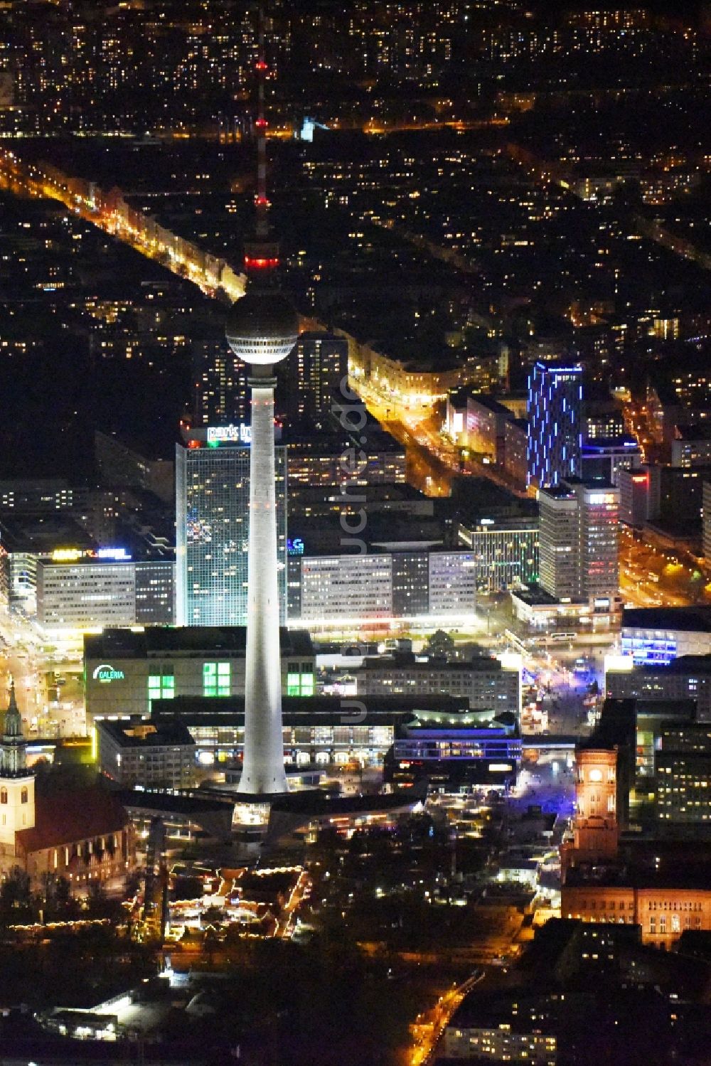 Berlin bei Nacht von oben - Nachtluftbild vom Stadtzentrum im Innenstadtbereich Mitte im Osten in Berlin