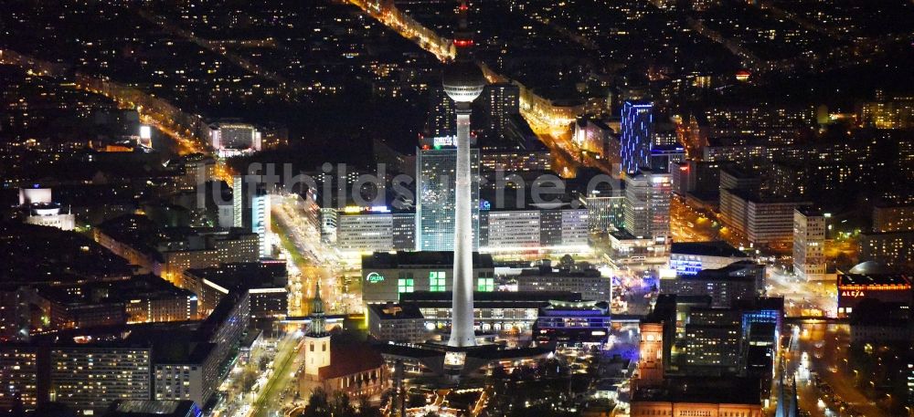 Berlin bei Nacht aus der Vogelperspektive: Nachtluftbild vom Stadtzentrum im Innenstadtbereich Mitte im Osten in Berlin