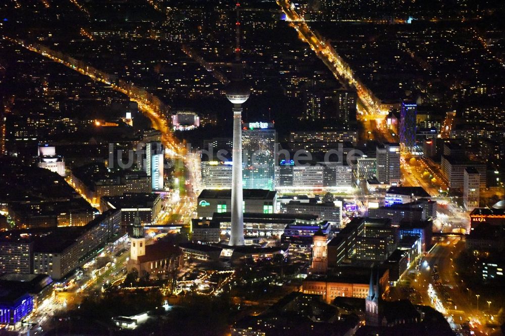 Nachtluftbild Berlin - Nachtluftbild vom Stadtzentrum im Innenstadtbereich Mitte im Osten in Berlin