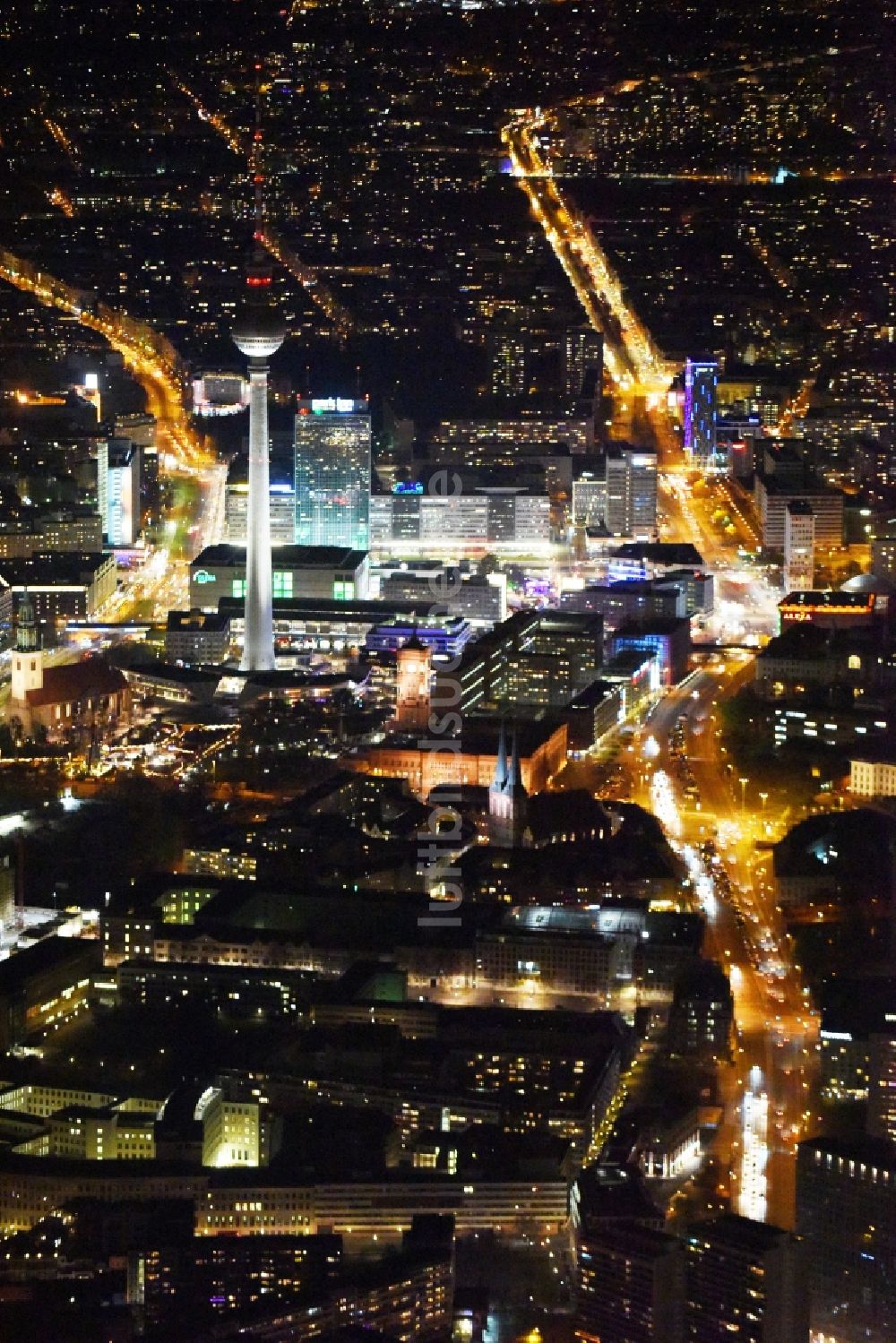 Nacht-Luftaufnahme Berlin - Nachtluftbild vom Stadtzentrum im Innenstadtbereich Mitte im Osten in Berlin