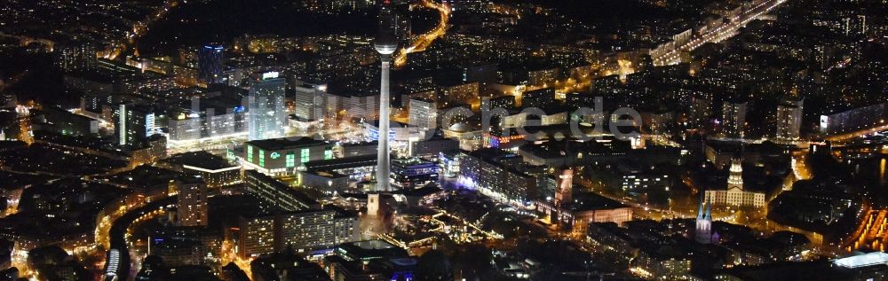 Berlin bei Nacht aus der Vogelperspektive: Nachtluftbild vom Stadtzentrum im Innenstadtbereich Mitte im Osten in Berlin