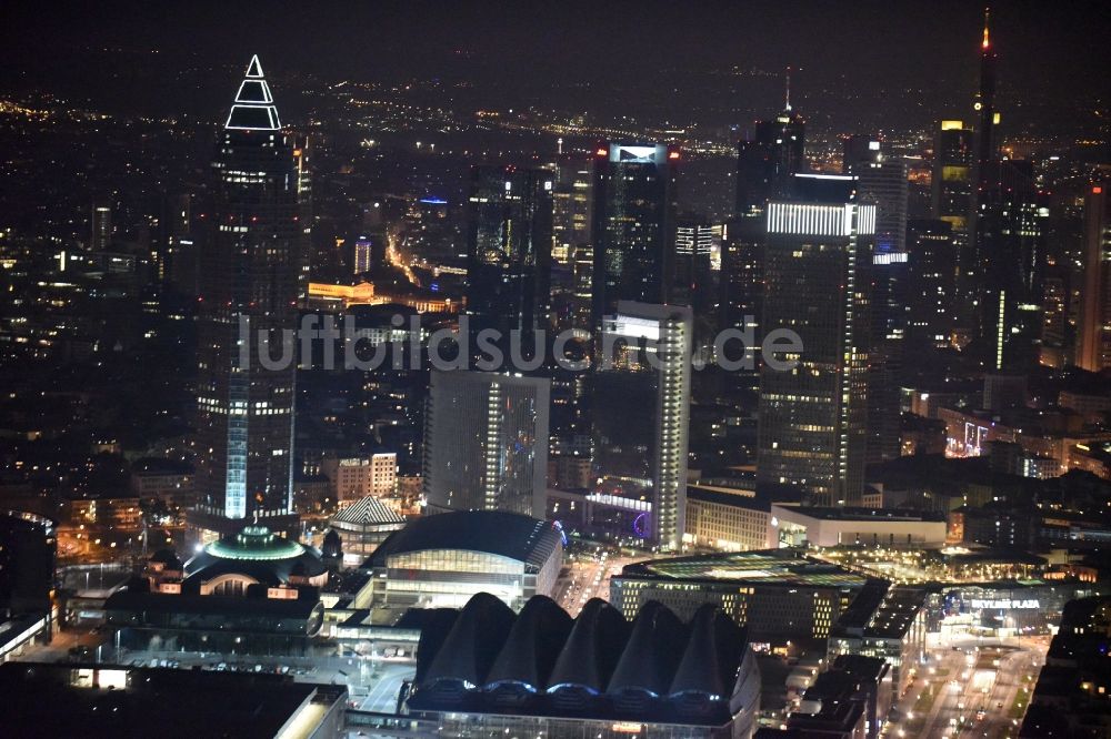 Nachtluftbild Frankfurt am Main - Nachtluftbild vom Stadtzentrum mit der Skyline im Innenstadtbereich in Frankfurt am Main im Bundesland Hessen