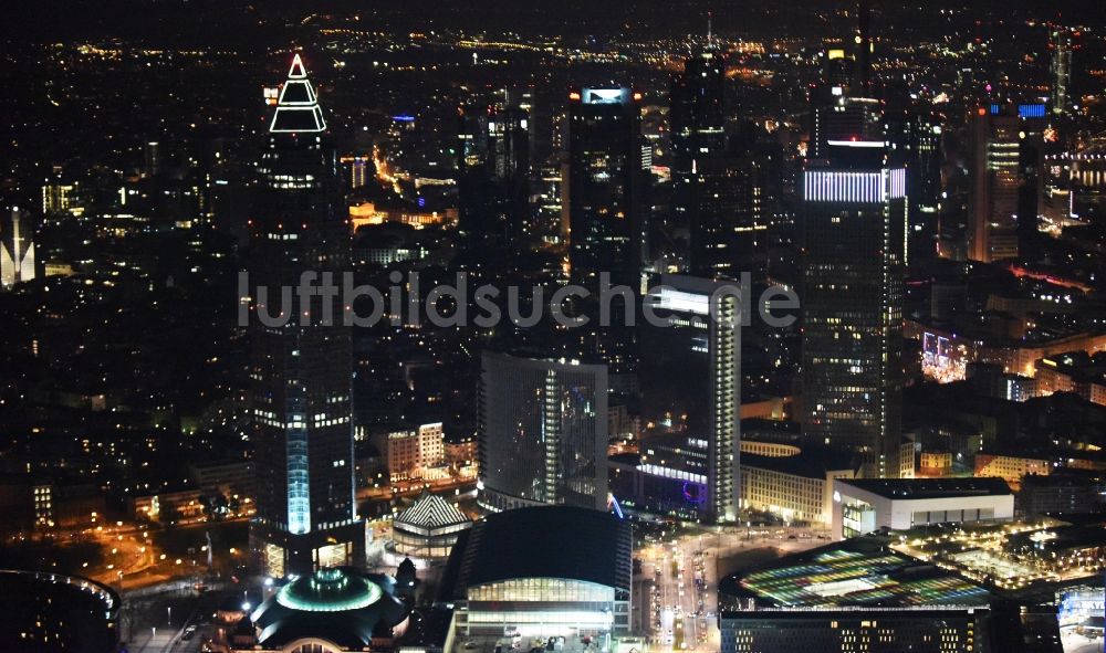 Frankfurt am Main bei Nacht aus der Vogelperspektive: Nachtluftbild vom Stadtzentrum mit der Skyline im Innenstadtbereich in Frankfurt am Main im Bundesland Hessen