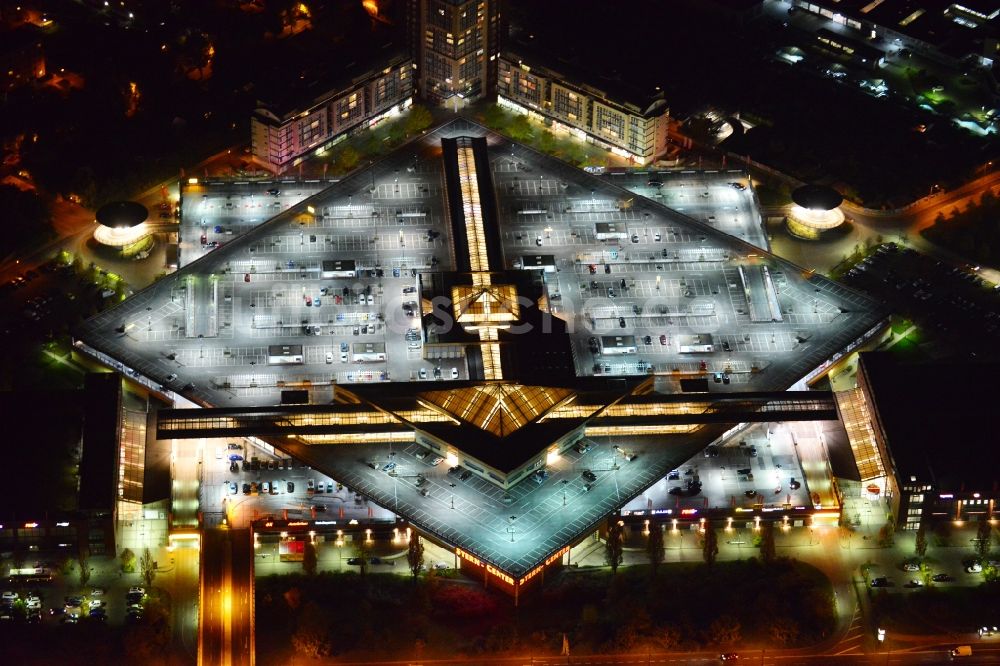 Potsdam bei Nacht von oben - Nachtluftbild vom Stern-Center in Potsdam im Bundesland Brandenburg