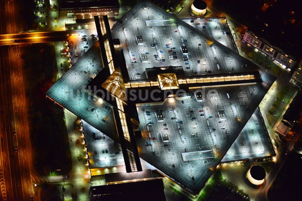 Potsdam bei Nacht aus der Vogelperspektive: Nachtluftbild vom Stern-Center in Potsdam im Bundesland Brandenburg