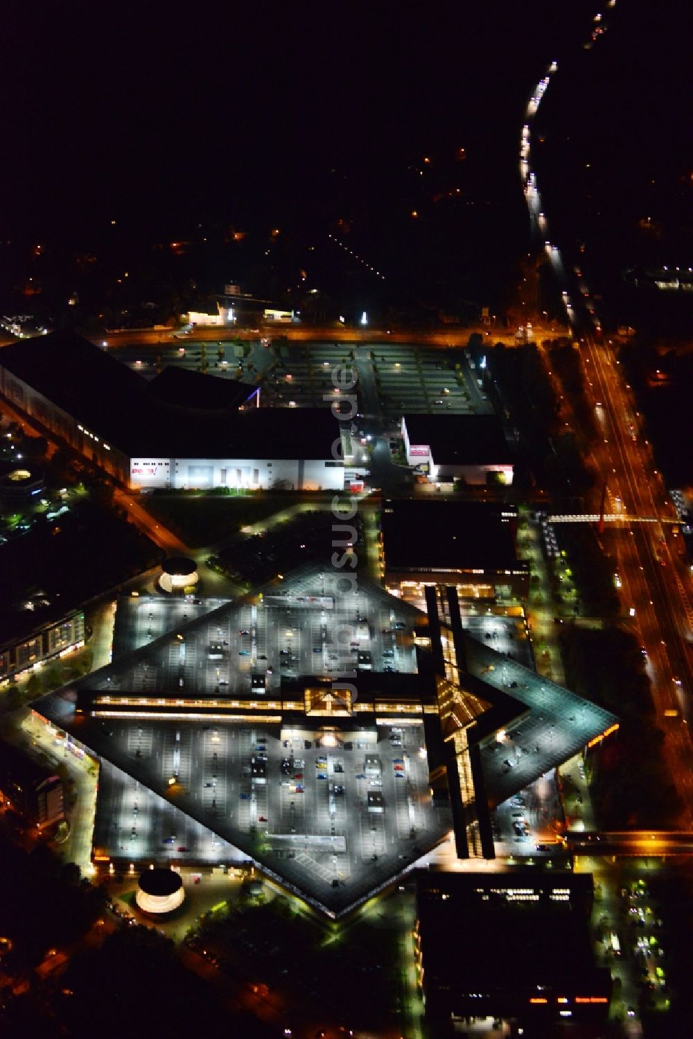 Potsdam bei Nacht von oben - Nachtluftbild vom Stern-Center in Potsdam im Bundesland Brandenburg