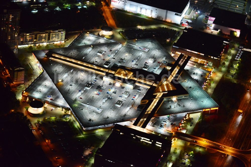 Potsdam bei Nacht aus der Vogelperspektive: Nachtluftbild vom Stern-Center in Potsdam im Bundesland Brandenburg