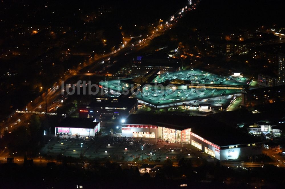 Potsdam bei Nacht aus der Vogelperspektive: Nachtluftbild vom Stern-Center in Potsdam im Bundesland Brandenburg