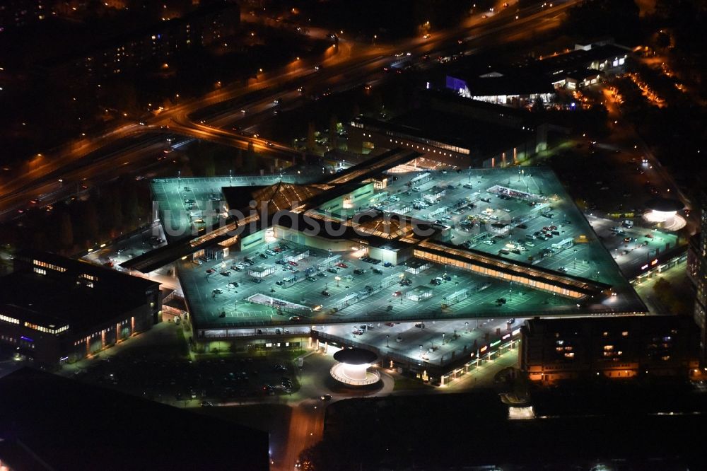 Nacht-Luftaufnahme Potsdam - Nachtluftbild vom Stern-Center in Potsdam im Bundesland Brandenburg