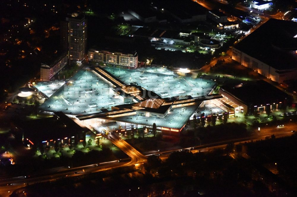 Nacht-Luftaufnahme Potsdam - Nachtluftbild vom Stern-Center in Potsdam im Bundesland Brandenburg