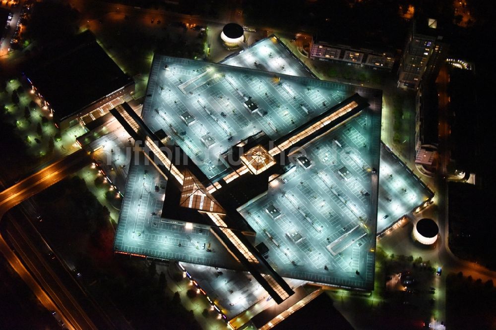 Potsdam bei Nacht aus der Vogelperspektive: Nachtluftbild vom Stern-Center in Potsdam im Bundesland Brandenburg