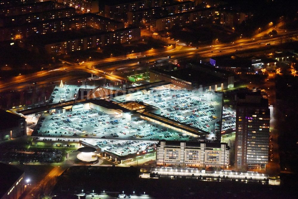 Potsdam bei Nacht von oben - Nachtluftbild vom Stern-Center in Potsdam im Bundesland Brandenburg