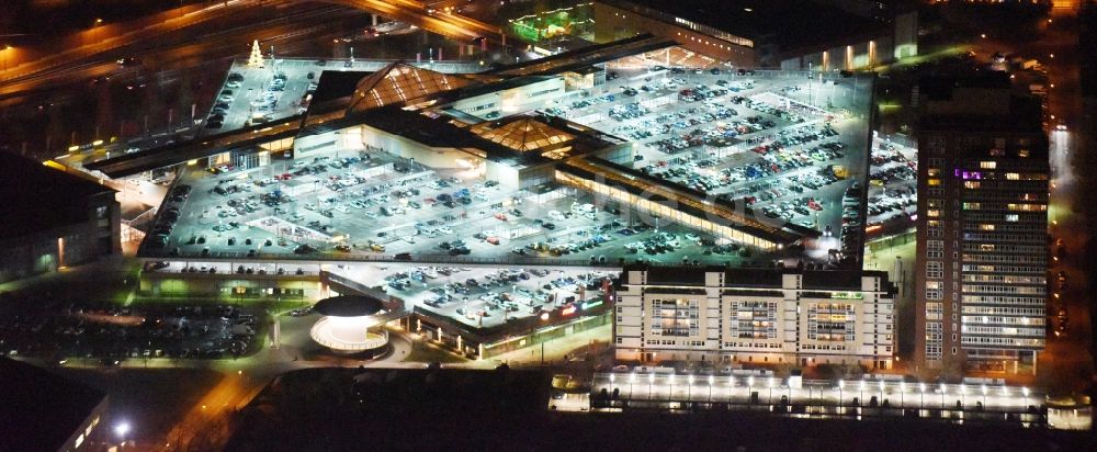 Potsdam bei Nacht aus der Vogelperspektive: Nachtluftbild vom Stern-Center in Potsdam im Bundesland Brandenburg