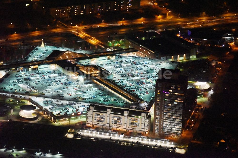 Potsdam bei Nacht von oben - Nachtluftbild vom Stern-Center in Potsdam im Bundesland Brandenburg