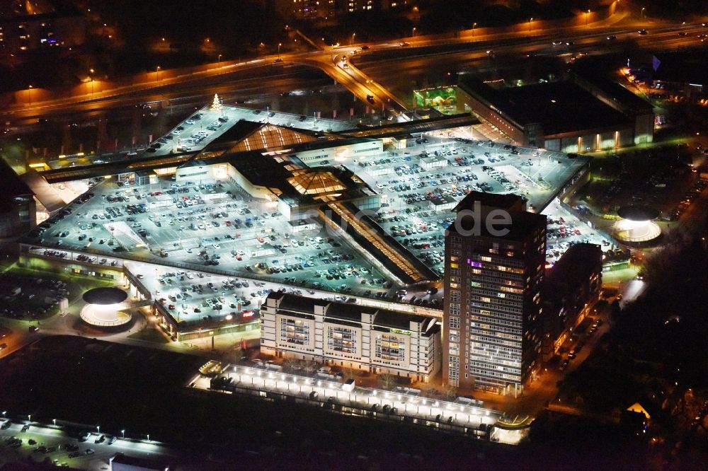 Potsdam bei Nacht aus der Vogelperspektive: Nachtluftbild vom Stern-Center in Potsdam im Bundesland Brandenburg