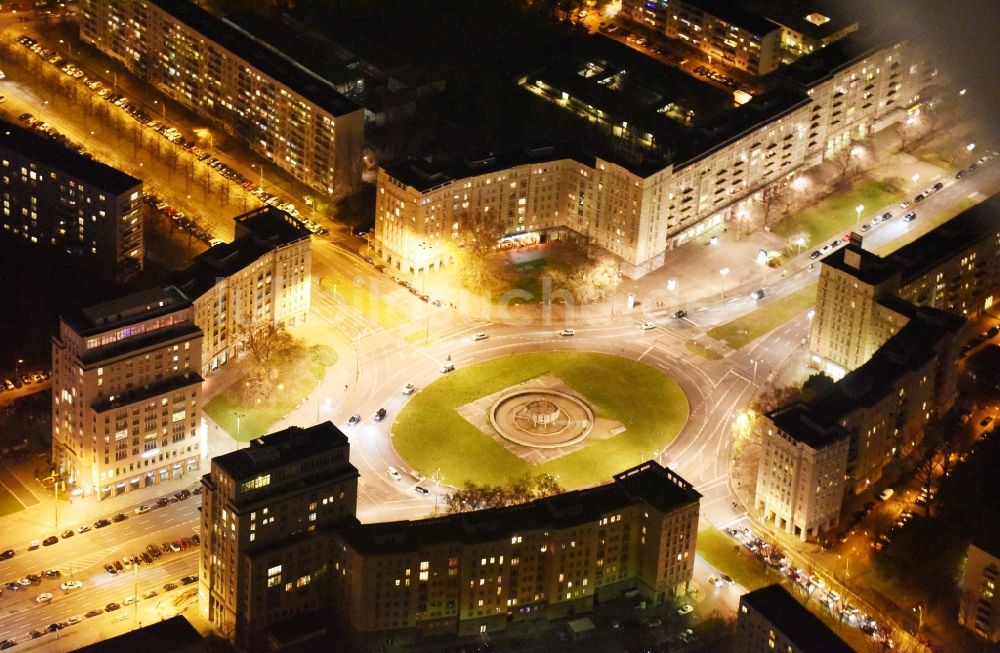 Nachtluftbild Berlin - Nachtluftbild vom Strausberger Platz Berlin in Berlin Friedrichshain