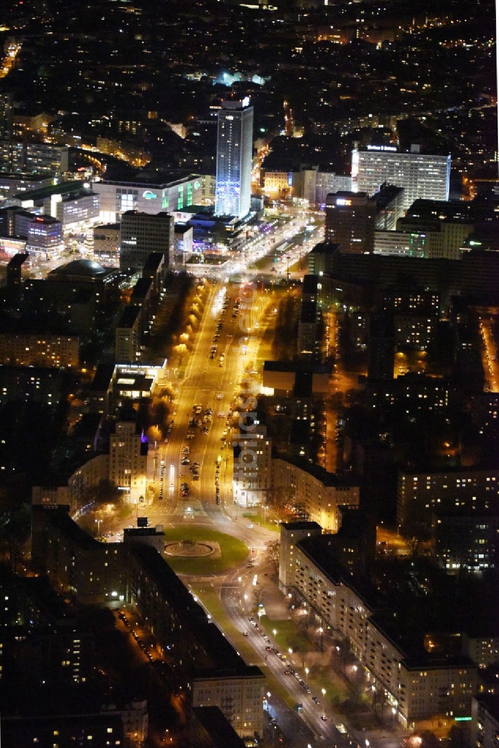 Berlin bei Nacht von oben - Nachtluftbild vom Strausberger Platz Berlin in Berlin Friedrichshain