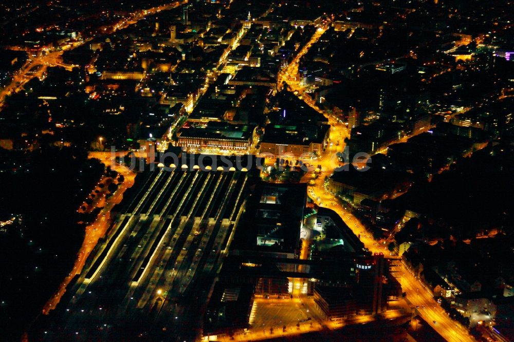 Nacht-Luftaufnahme Stuttgart - Nachtluftbild vom Stuttgarter Hauptbahnhof in Baden-Württemberg