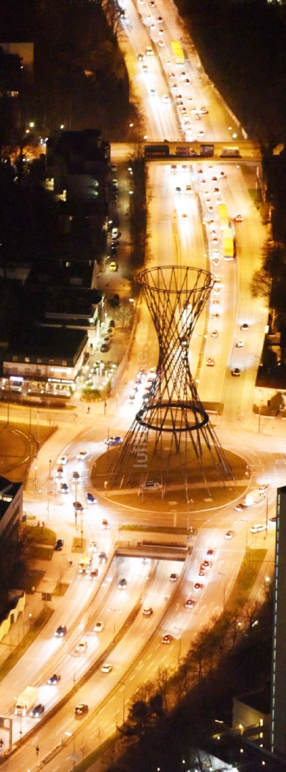 Nacht-Luftaufnahme München - Nachtluftbild vom Verlauf der Straßenkreuzung Effnerplatz - Bülowstraße in München im Bundesland Bayern