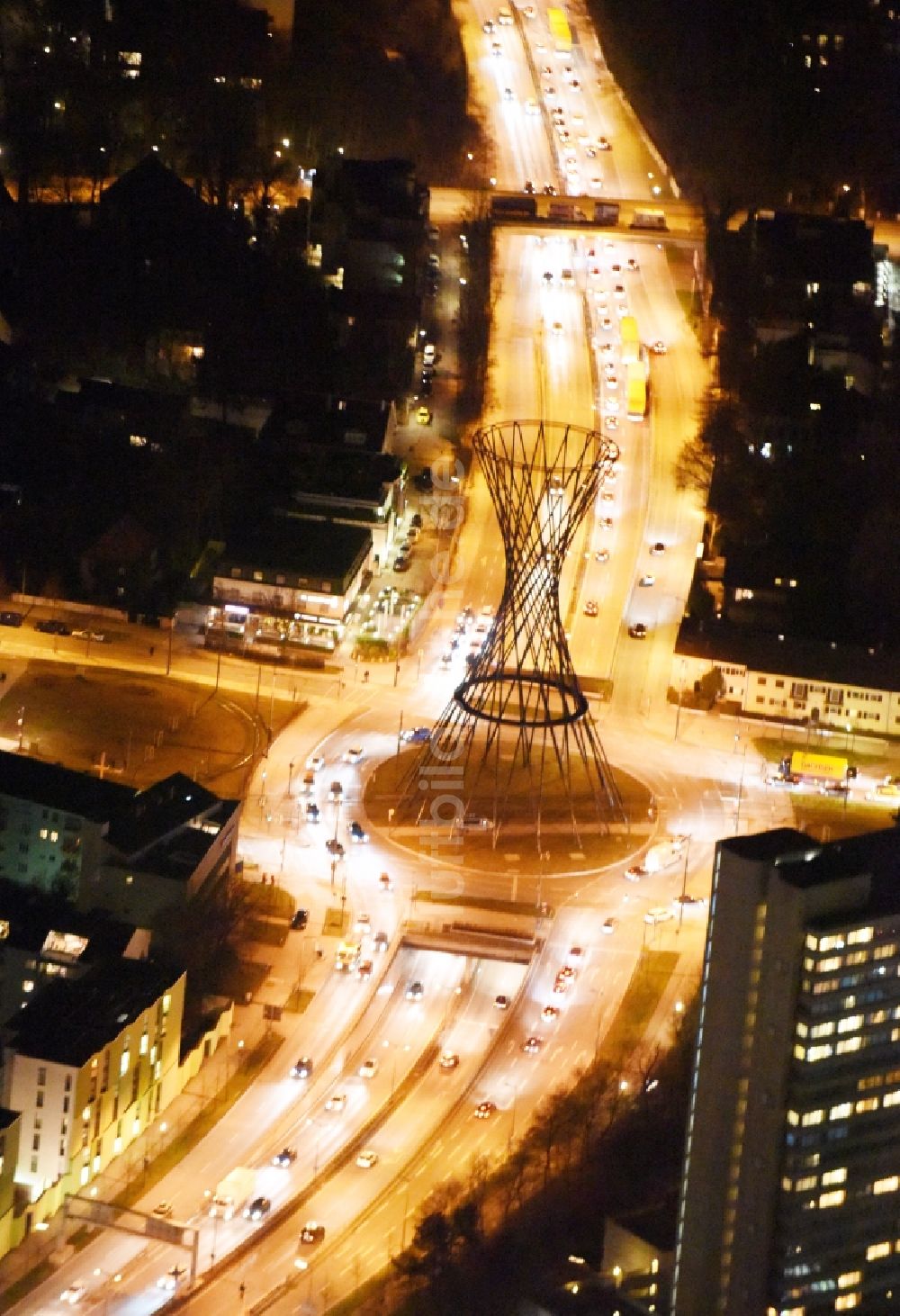 München bei Nacht von oben - Nachtluftbild vom Verlauf der Straßenkreuzung Effnerplatz - Bülowstraße in München im Bundesland Bayern