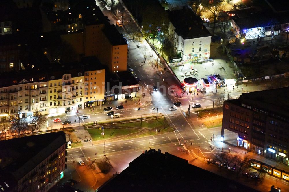 Berlin bei Nacht von oben - Nachtluftbild vom Verlauf der Straßenkreuzung Warschauer Straße - Revaler Straße in Berlin