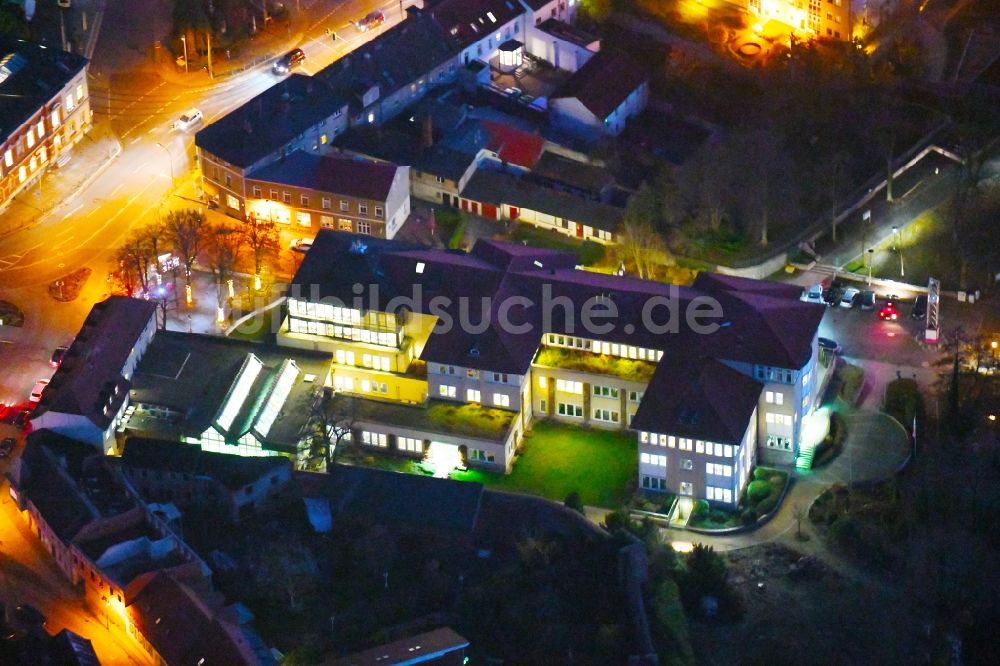 Strausberg bei Nacht aus der Vogelperspektive: Nachtluftbild vom Verwaltungsgebäude des Finanzdienstleistungs- Unternehmens Sparkasse in Strausberg im Bundesland Brandenburg, Deutschland