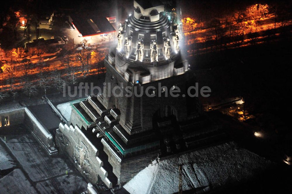 Leipzig bei Nacht von oben - Nachtluftbild vom Völkerschlachtdenkmal in Leipzig