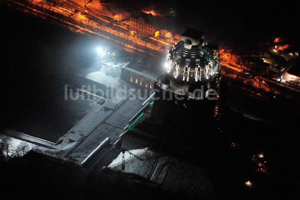 Leipzig bei Nacht aus der Vogelperspektive: Nachtluftbild vom Völkerschlachtdenkmal in Leipzig