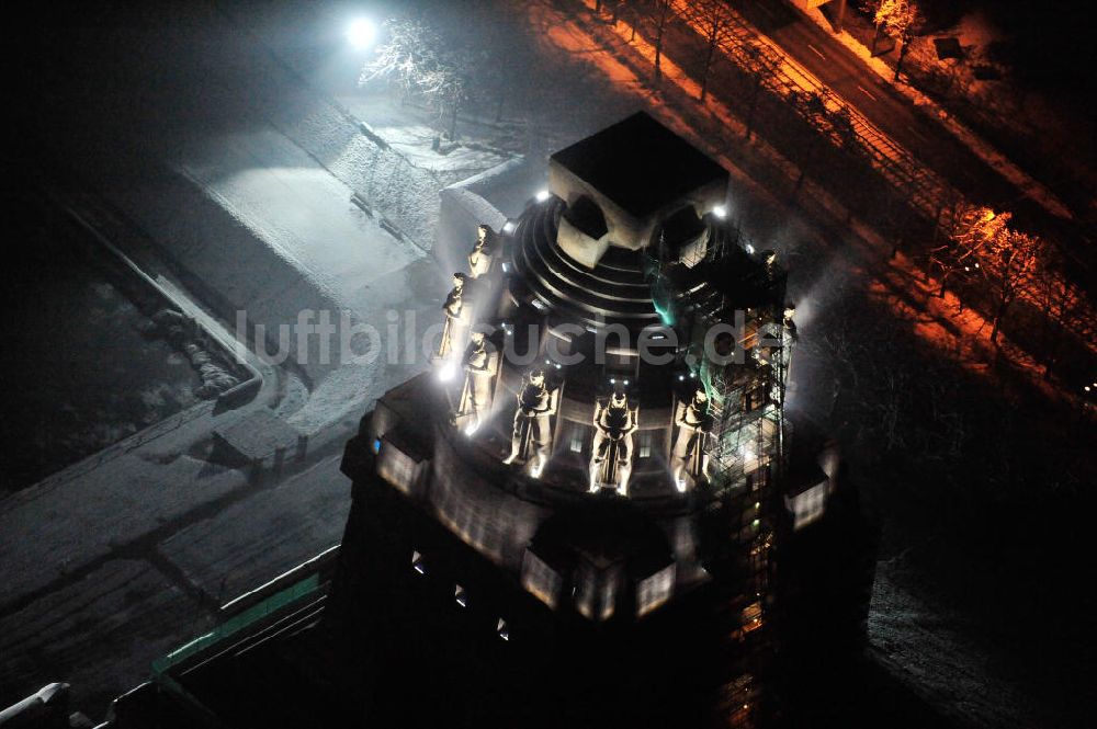 Leipzig bei Nacht aus der Vogelperspektive: Nachtluftbild vom Völkerschlachtdenkmal in Leipzig