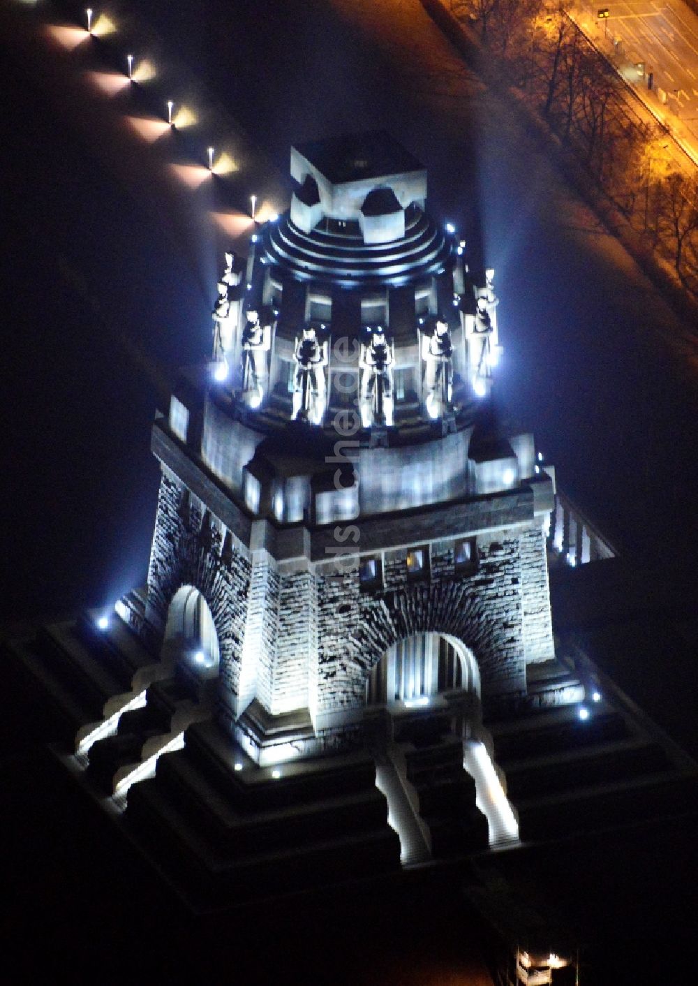 Leipzig bei Nacht von oben - Nachtluftbild vom Völkerschlachtdenkmal in Leipzig im Bundesland Sachsen