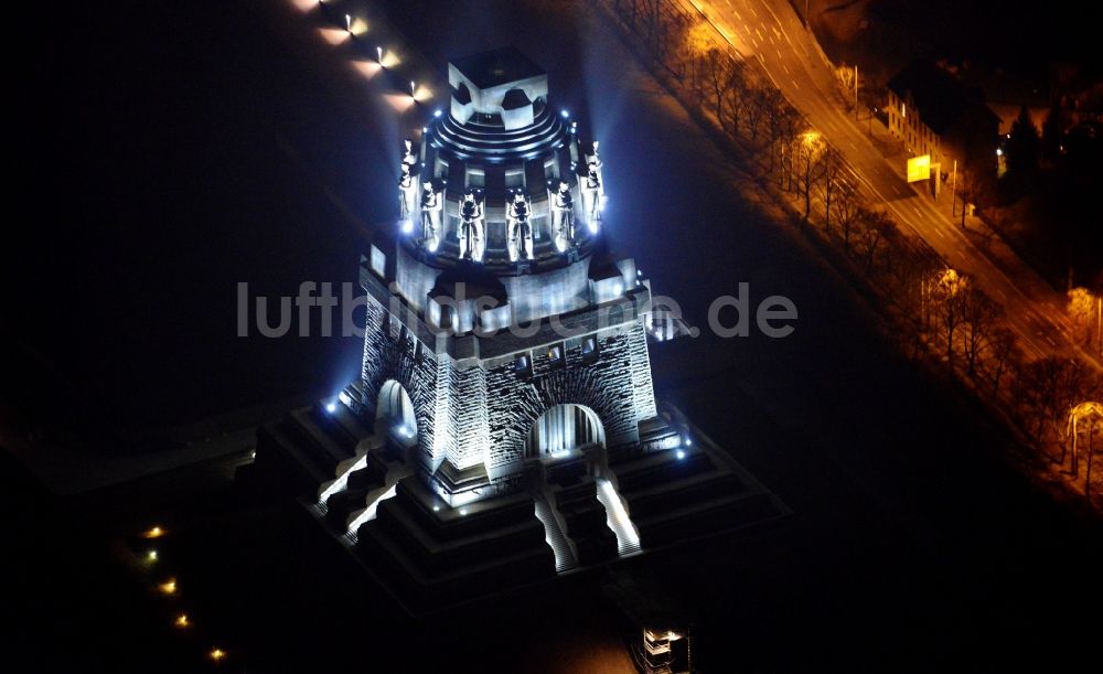 Leipzig bei Nacht aus der Vogelperspektive: Nachtluftbild vom Völkerschlachtdenkmal in Leipzig im Bundesland Sachsen