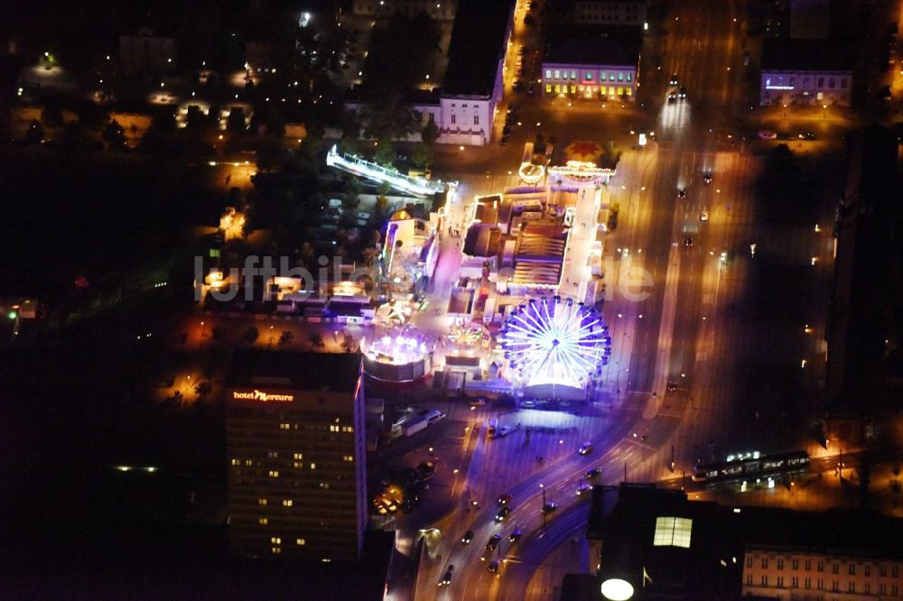 Nacht-Luftaufnahme Potsdam - Nachtluftbild vom Volksfest am neuen Lustgarten auf dem Stadtplatz in Potsdam im Bundesland Brandenburg