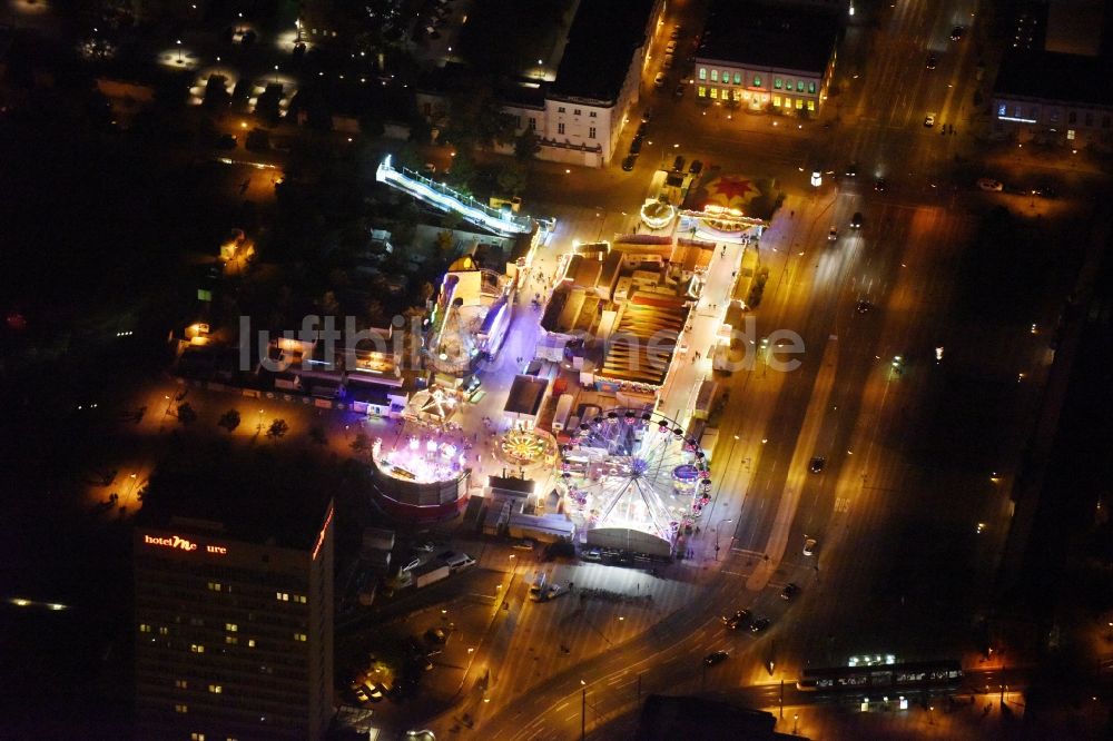 Potsdam bei Nacht von oben - Nachtluftbild vom Volksfest am neuen Lustgarten auf dem Stadtplatz in Potsdam im Bundesland Brandenburg