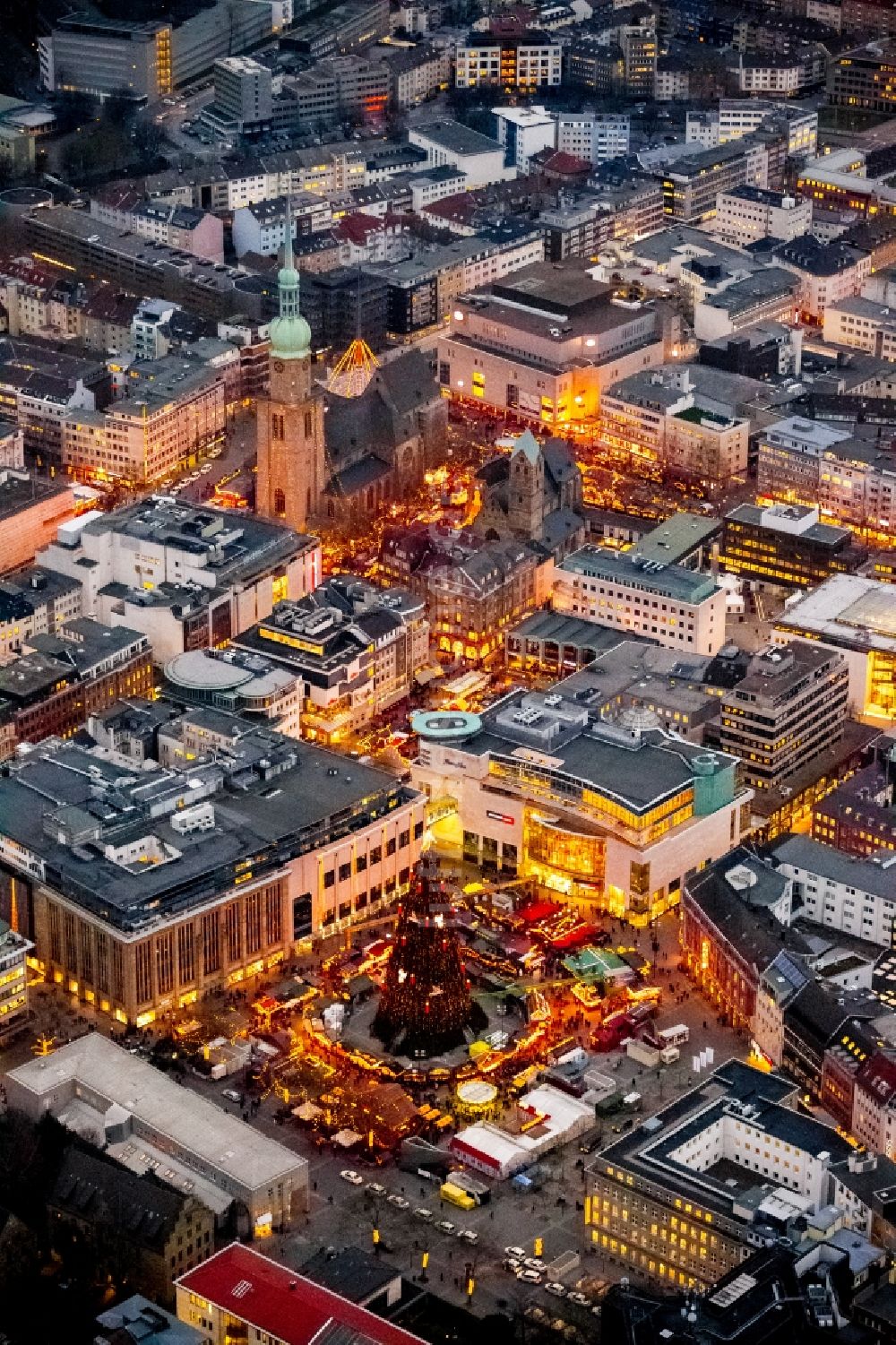 Dortmund bei Nacht von oben - Nachtluftbild vom Weihnachtsmarkt am Hansaplatz Dortmund