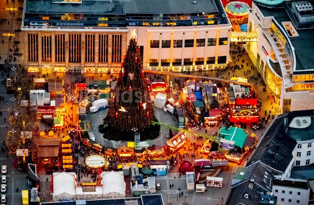 Dortmund bei Nacht aus der Vogelperspektive: Nachtluftbild vom Weihnachtsmarkt am Hansaplatz Dortmund