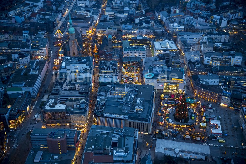 Dortmund bei Nacht aus der Vogelperspektive: Nachtluftbild vom Weihnachtsmarkt am Hansaplatz Dortmund