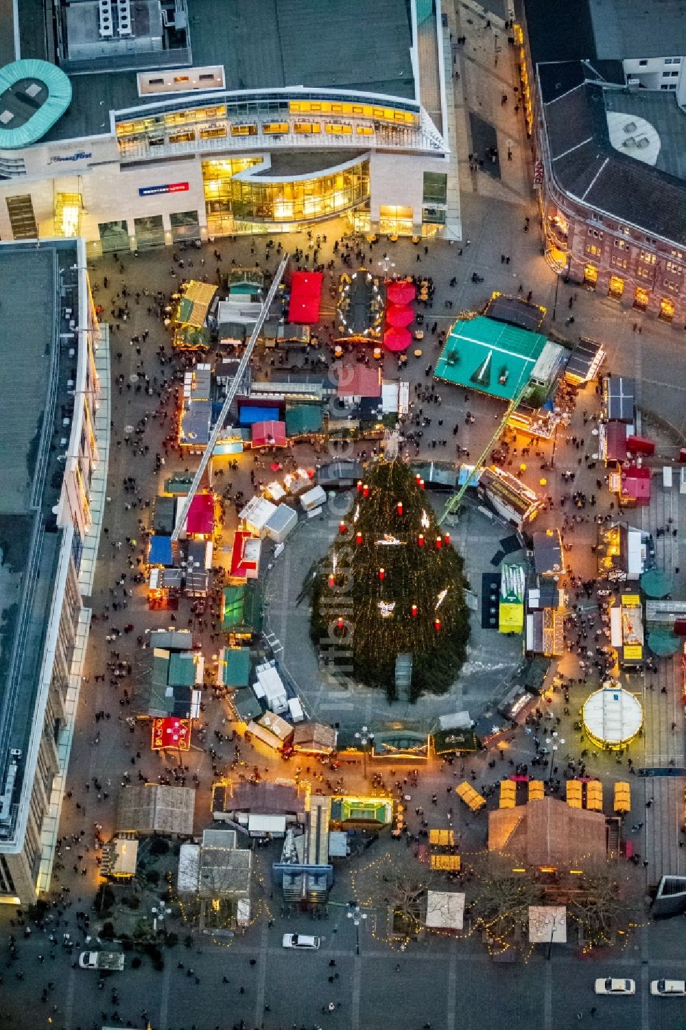 Nacht-Luftaufnahme Dortmund - Nachtluftbild vom Weihnachtsmarkt am Hansaplatz Dortmund