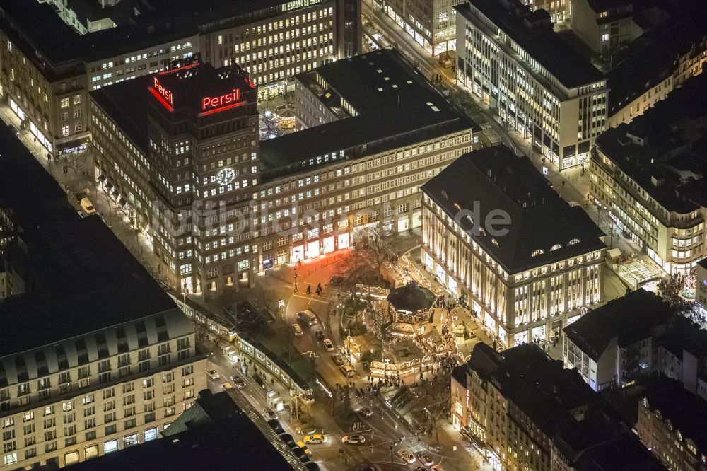 Düsseldorf bei Nacht aus der Vogelperspektive: Nachtluftbild vom Weihnachtsmarkt am Heinrich-Heine-Platz in Düsseldorf im Bundesland Nordrhein-Westfalen