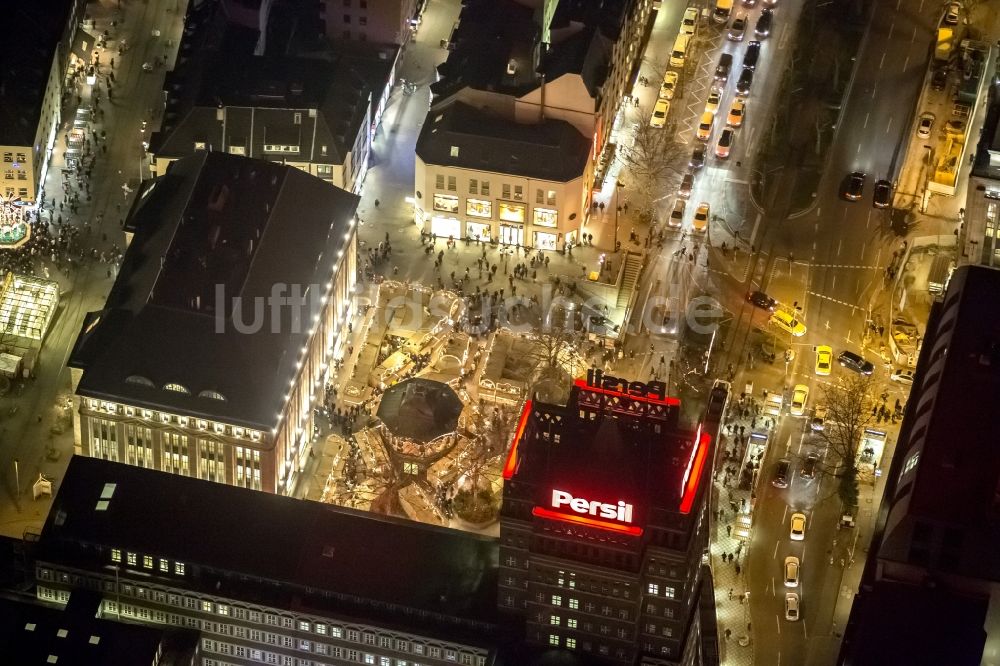 Nachtluftbild Düsseldorf - Nachtluftbild vom Weihnachtsmarkt am Heinrich-Heine-Platz in Düsseldorf im Bundesland Nordrhein-Westfalen