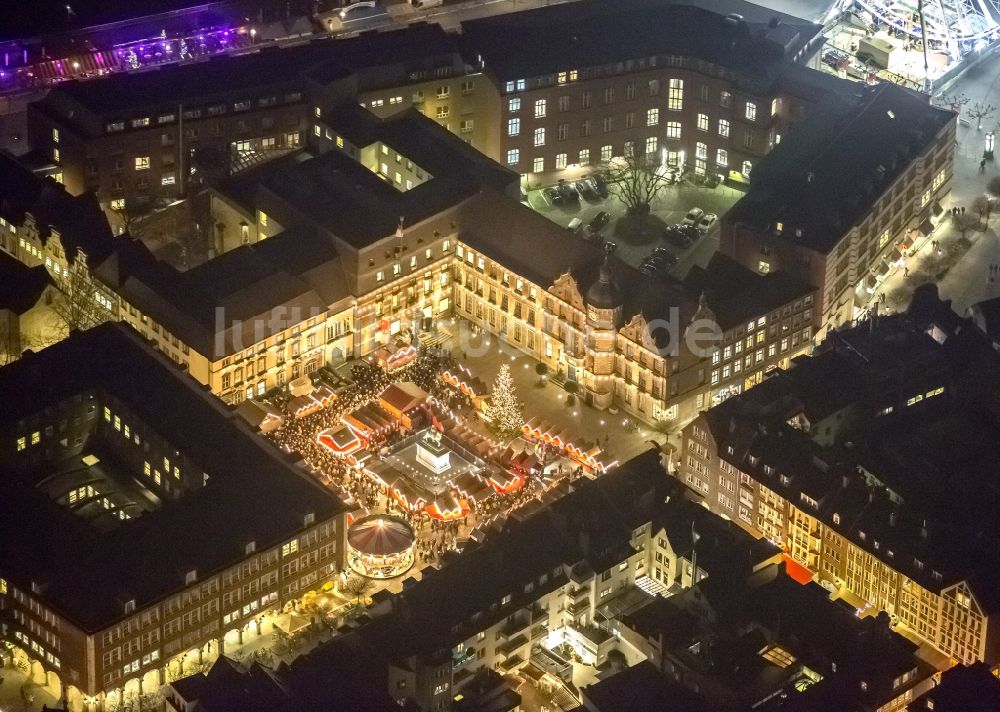 Nacht-Luftaufnahme Düsseldorf - Nachtluftbild vom Weihnachtsmarkt am Jan-Wellem-Denkmal auf dem Rathausplatz am Rathaus in Düsseldorf im Bundesland Nordrhein-Westfalen