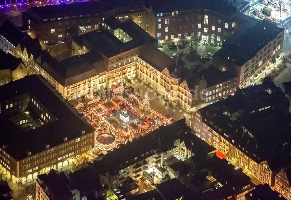 Düsseldorf bei Nacht von oben - Nachtluftbild vom Weihnachtsmarkt am Jan-Wellem-Denkmal auf dem Rathausplatz am Rathaus in Düsseldorf im Bundesland Nordrhein-Westfalen