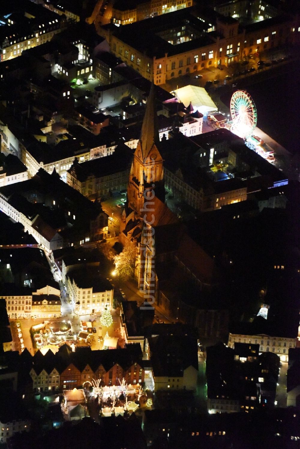 Nachtluftbild Schwerin - Nachtluftbild vom Weihnachtsmarkt am Markt am Schweriner Dom in Schwerin im Bundesland Mecklenburg-Vorpommern