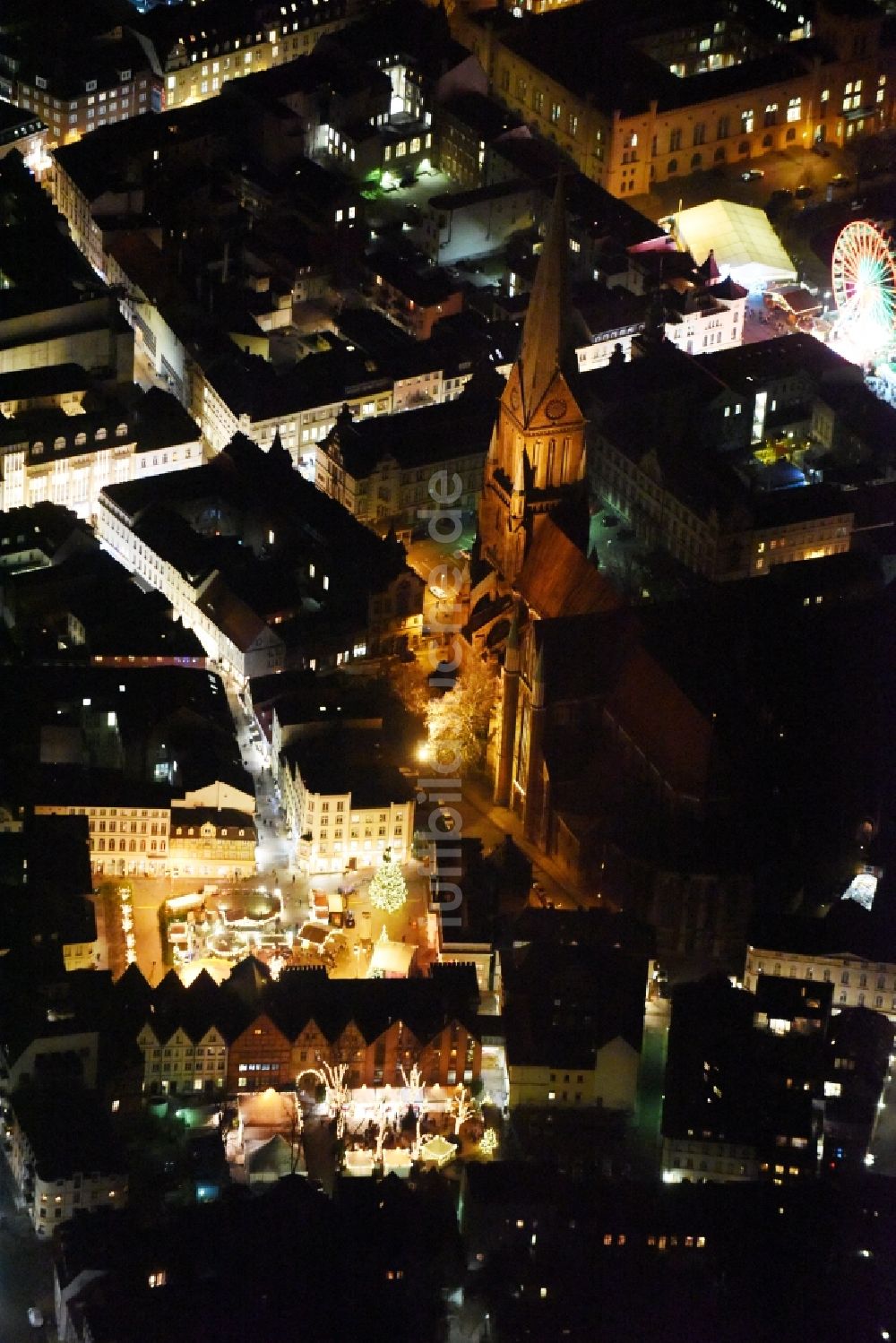 Nacht-Luftaufnahme Schwerin - Nachtluftbild vom Weihnachtsmarkt am Markt am Schweriner Dom in Schwerin im Bundesland Mecklenburg-Vorpommern